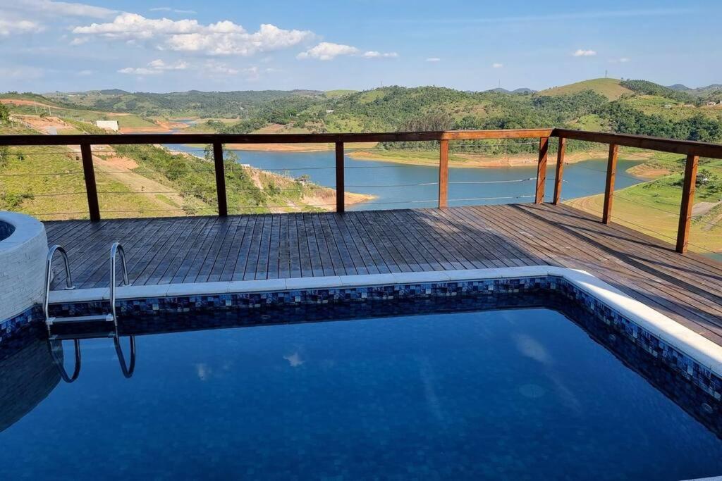 Casa de campo com vista para represa