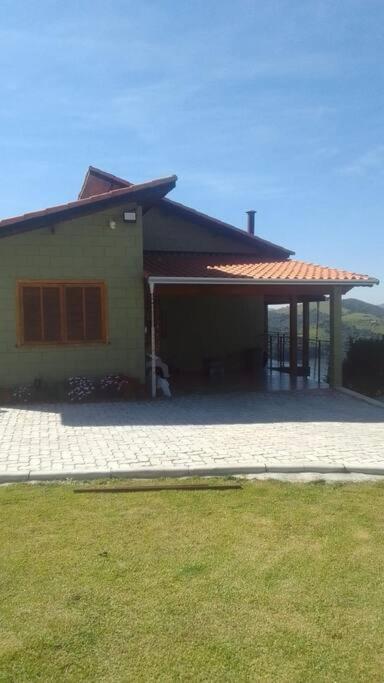 Casa de campo com vista para represa