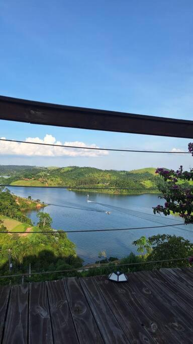 Casa de campo com vista para represa