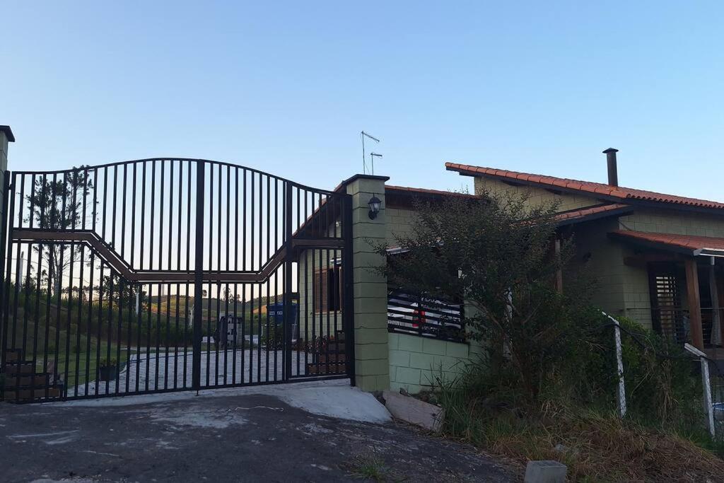 Casa de campo com vista para represa