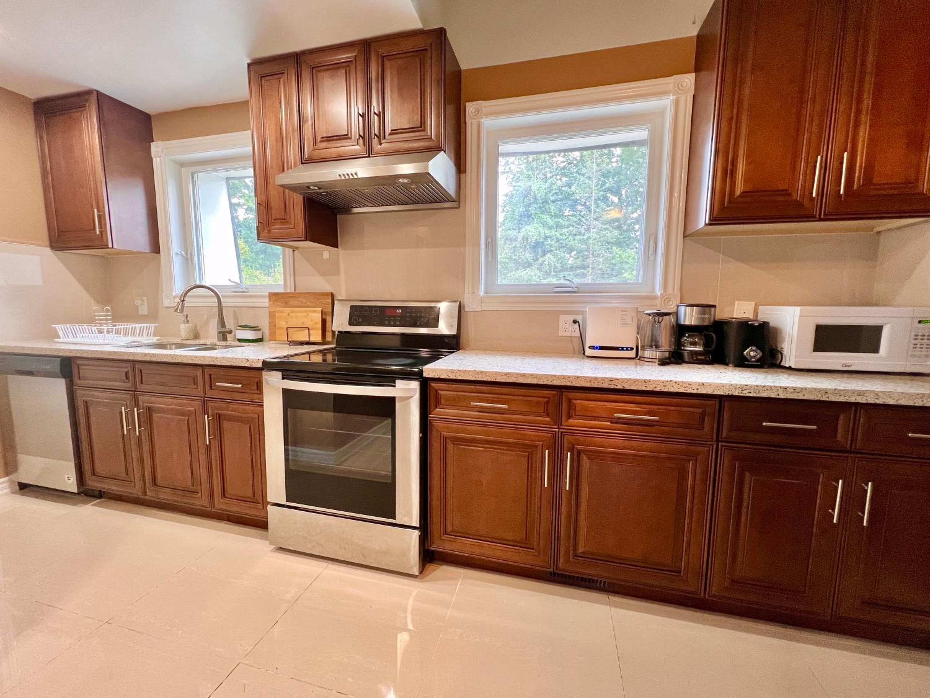 Cozy Home Near Transit & Hillcrest Mall with Free Parking