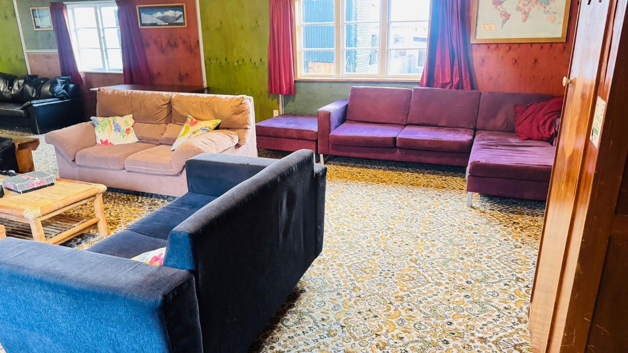 The Crossing Lodge & Backpackers
