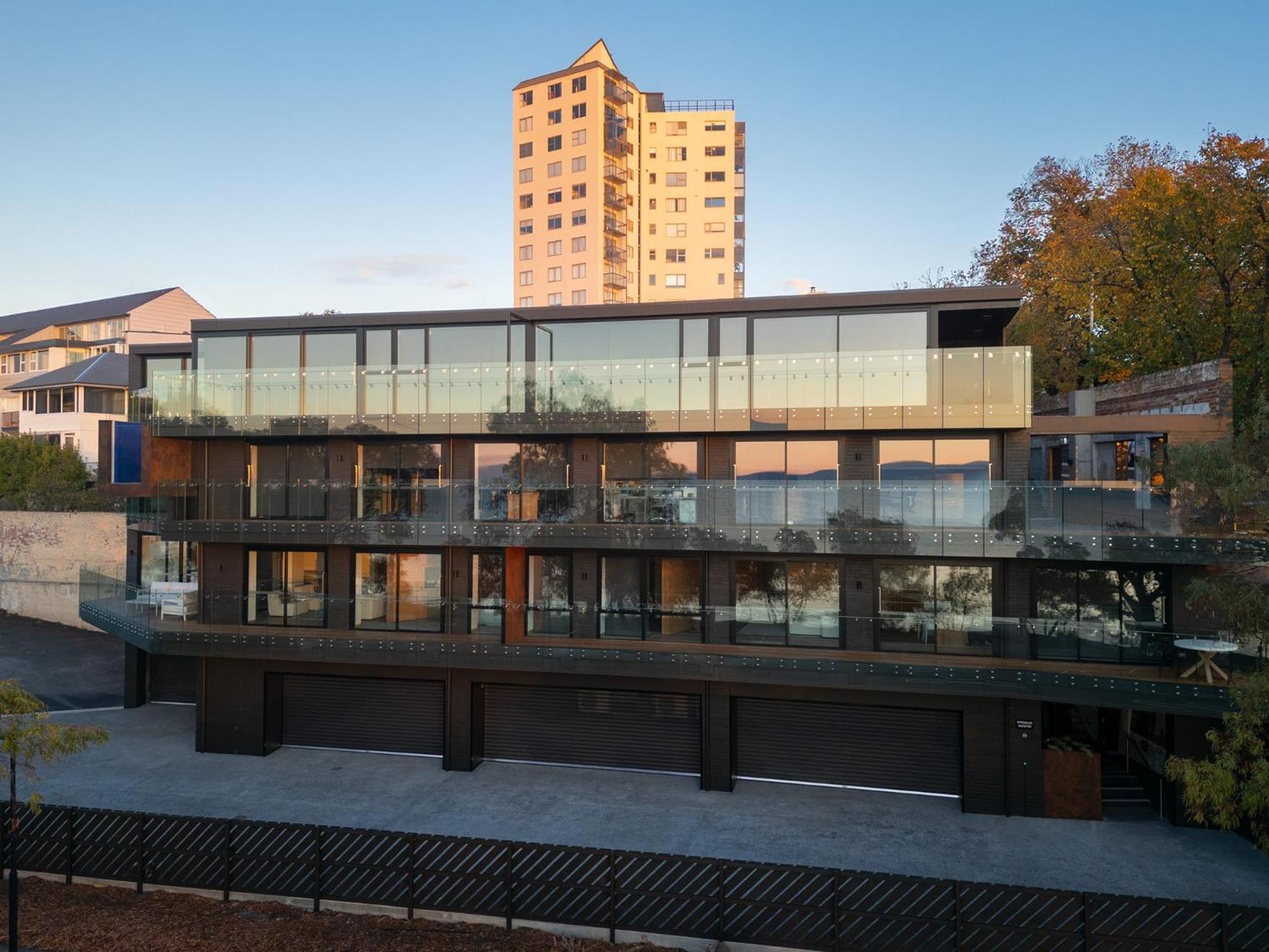 'Hobart' - Waterfront penthouse with private heated pool