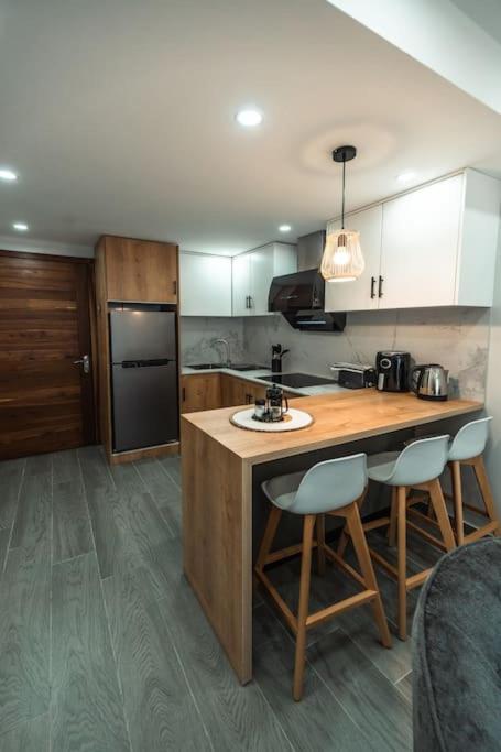 Stylish Apt with Pool & Balcony, 4 Min to Beach - RC7 view 2
