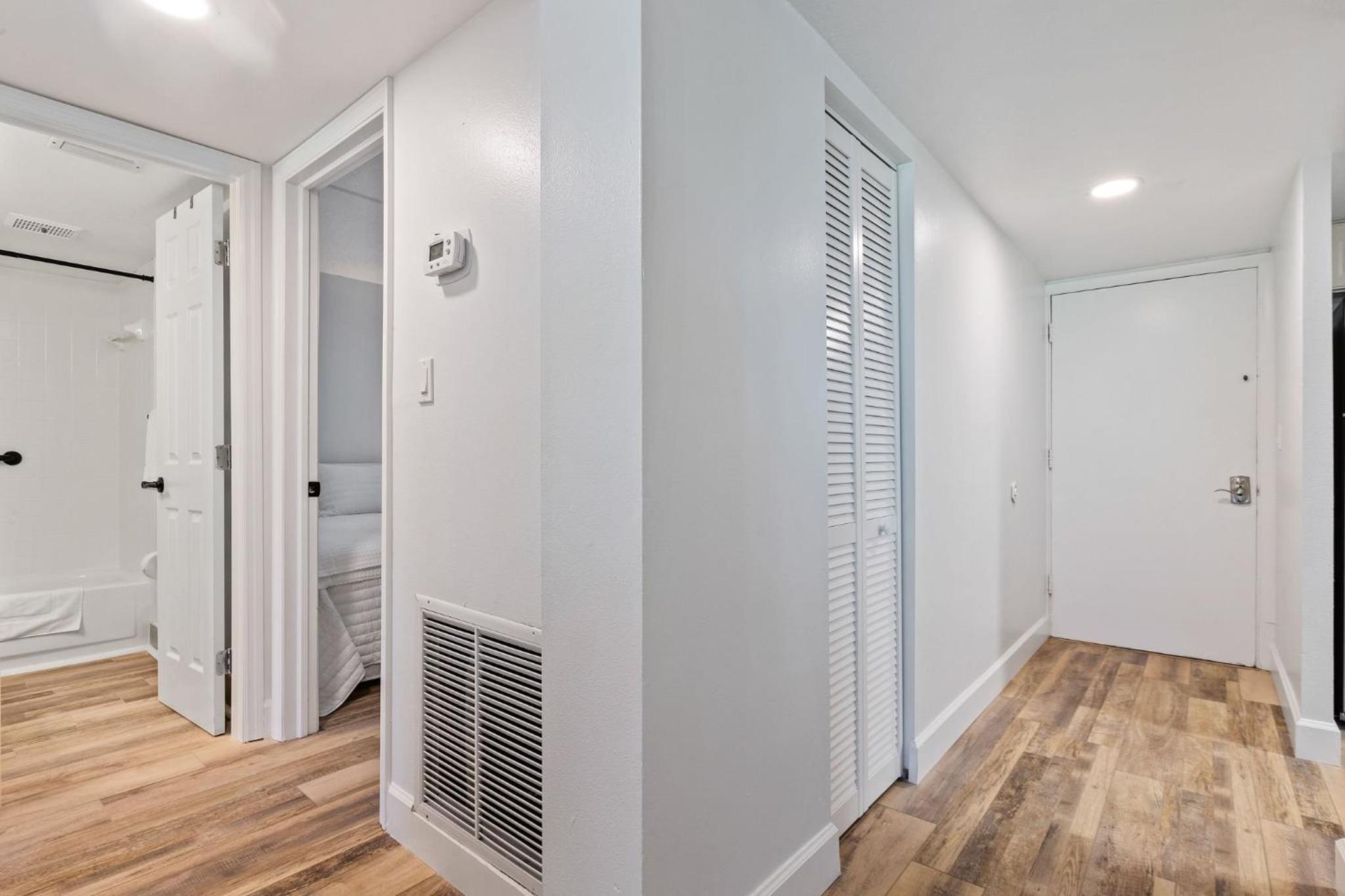 Family Friendly Ground Floor Condo on Car Free Beach - Surfside 108