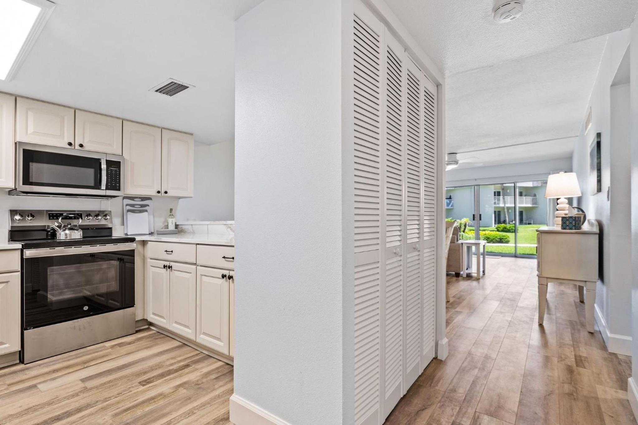 Family Friendly Ground Floor Condo on Car Free Beach - Surfside 108