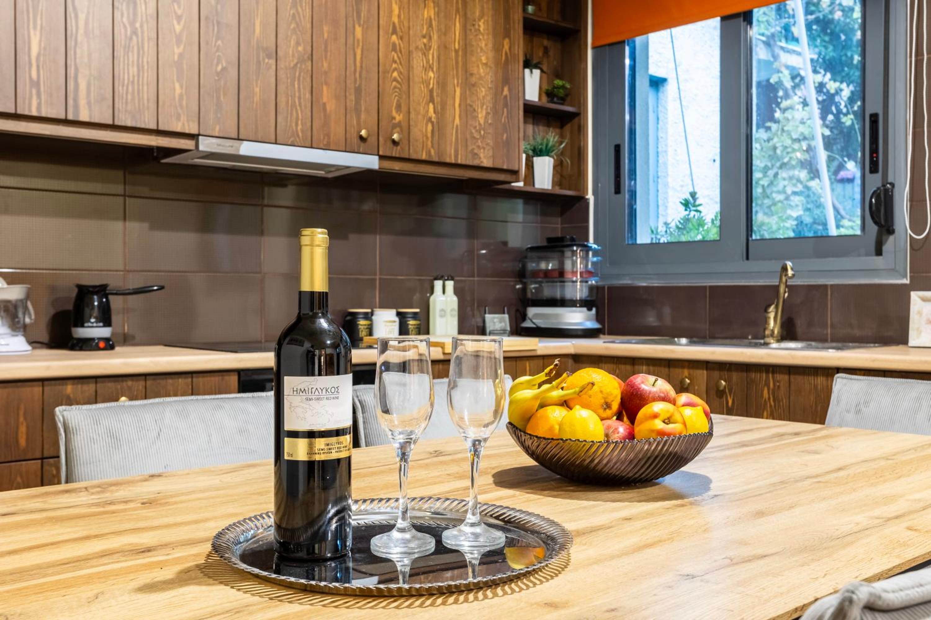 Jeannette's Seaside Getaway - Kalamata Urban Gem view 4