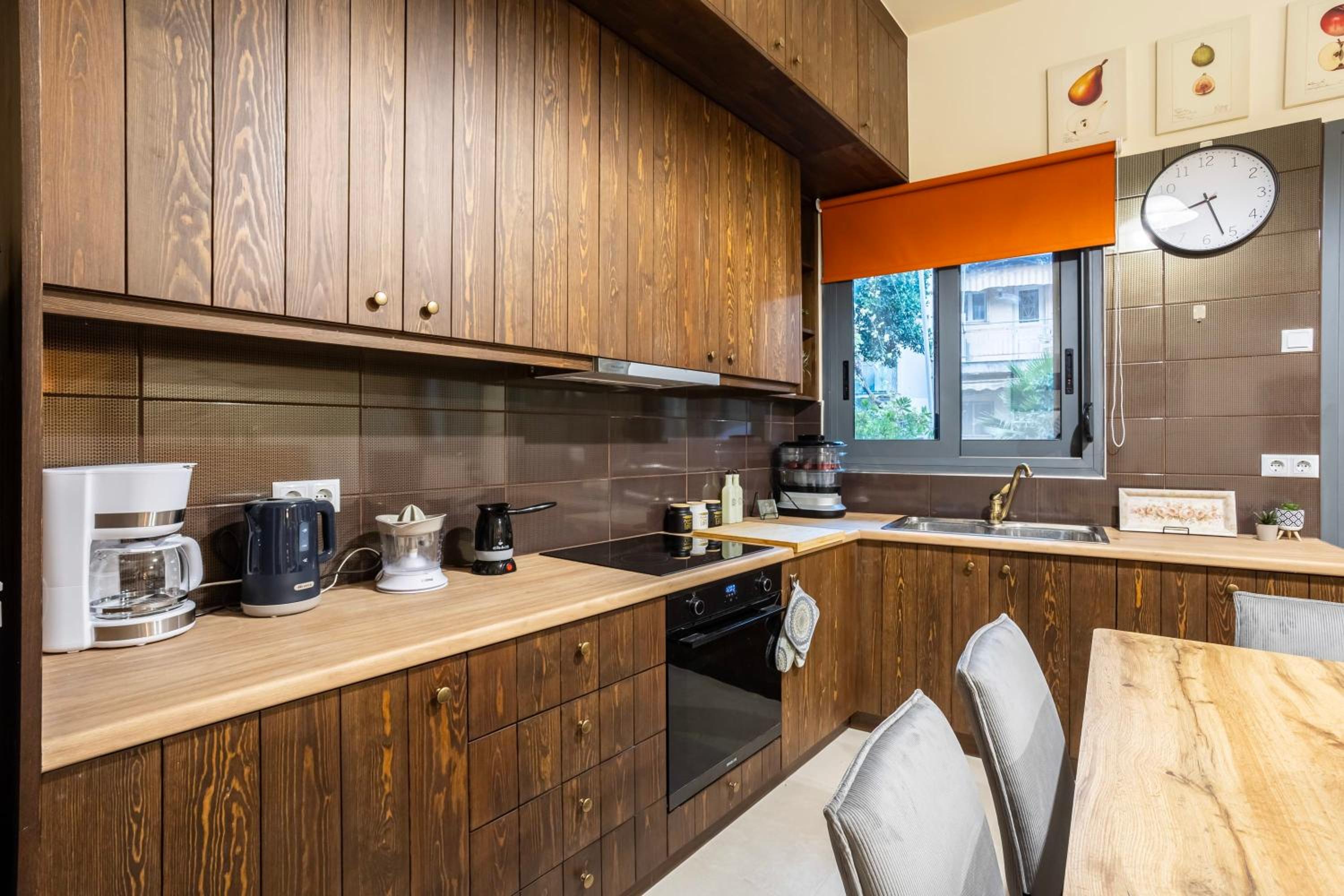Jeannette's Seaside Getaway - Kalamata Urban Gem view 5