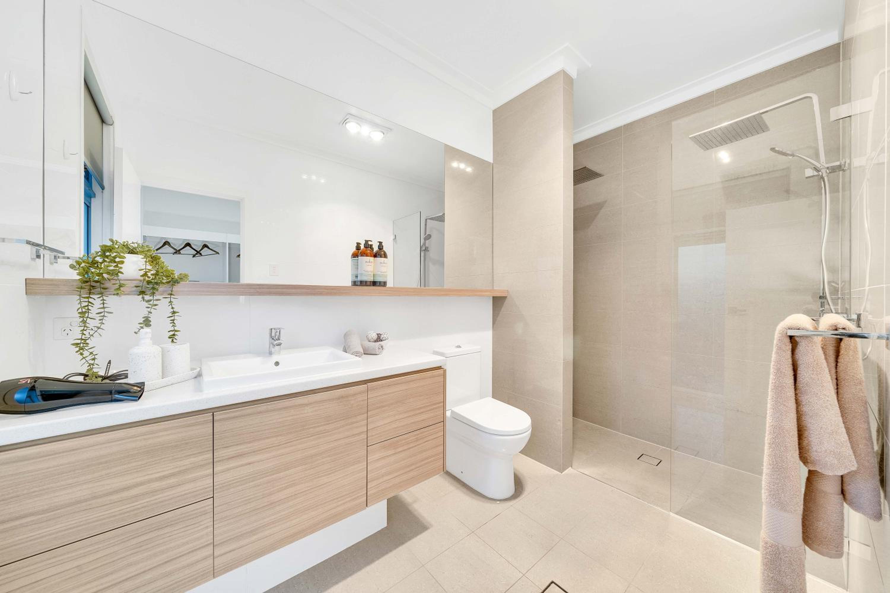 Luxury on City Fringe in Klemzig By Elegant Stays