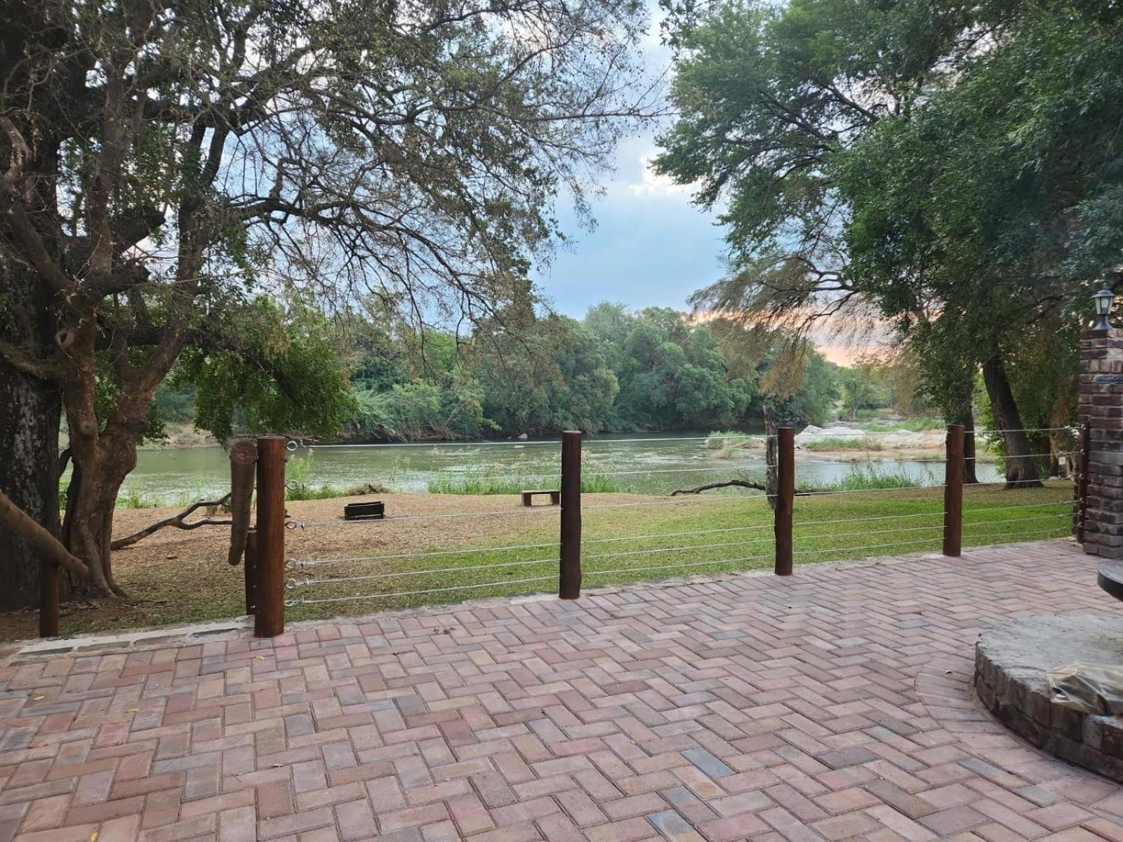 Ekuthuleni River Front Chalets Hoedspruit