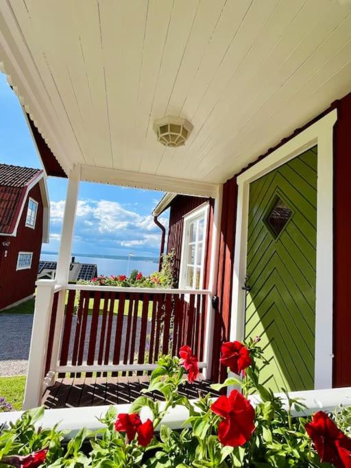 Mysig stuga med sjöutsikt view 3