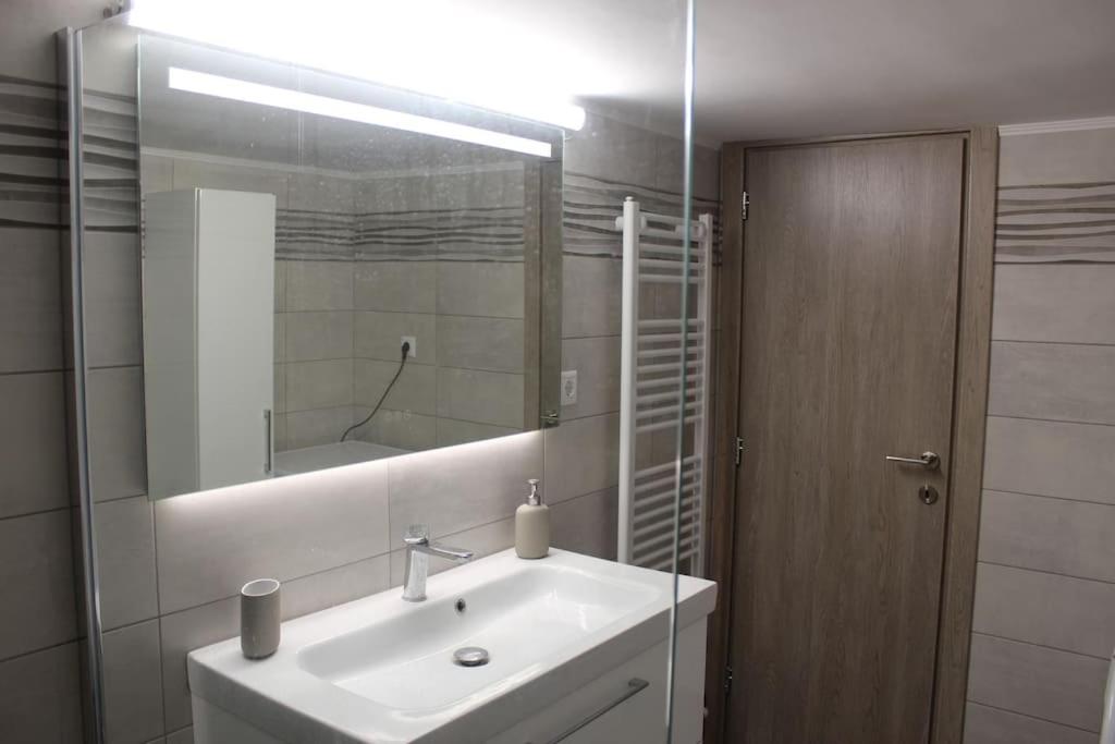 Thenia's Bellevue apartment view 4