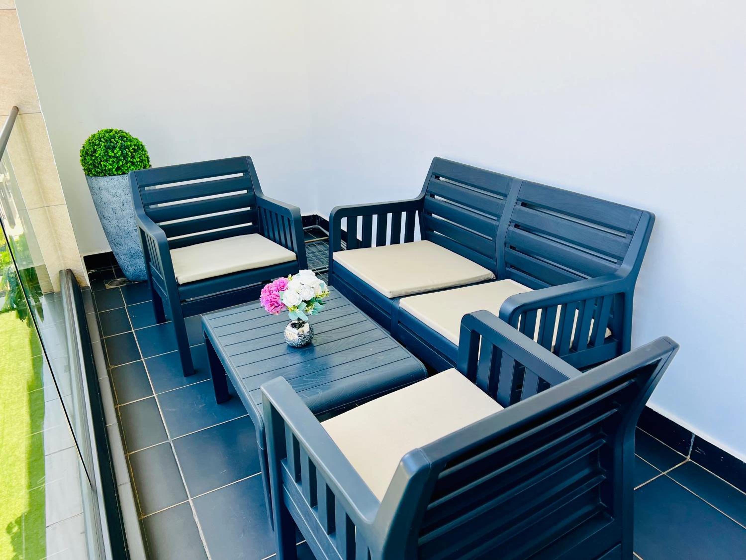 Executive Studio, Embassy Gardens view 4