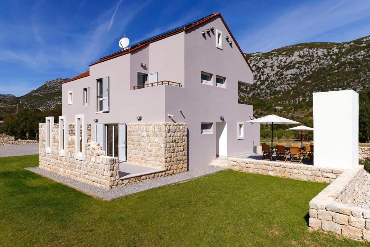 Luxurious Villa With Heated Pool And Mountain View view 3