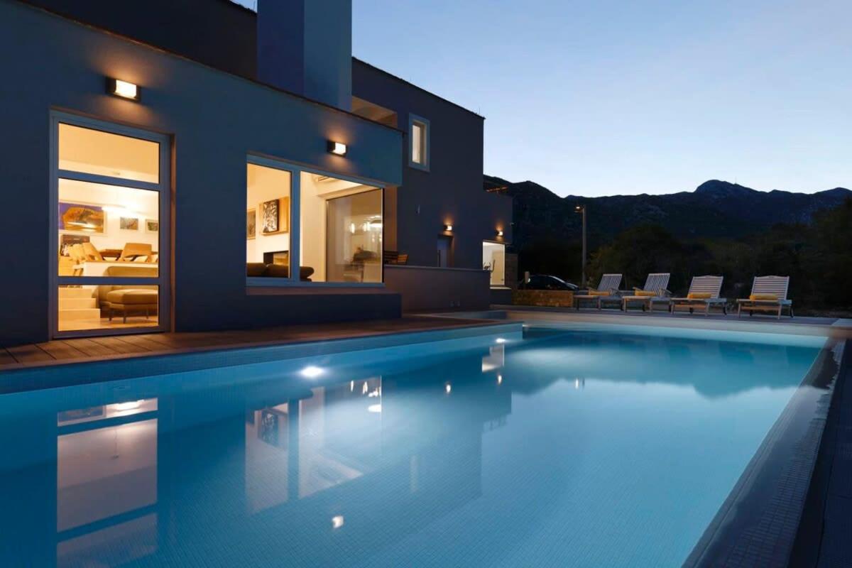 Luxurious Villa With Heated Pool And Mountain View view 4