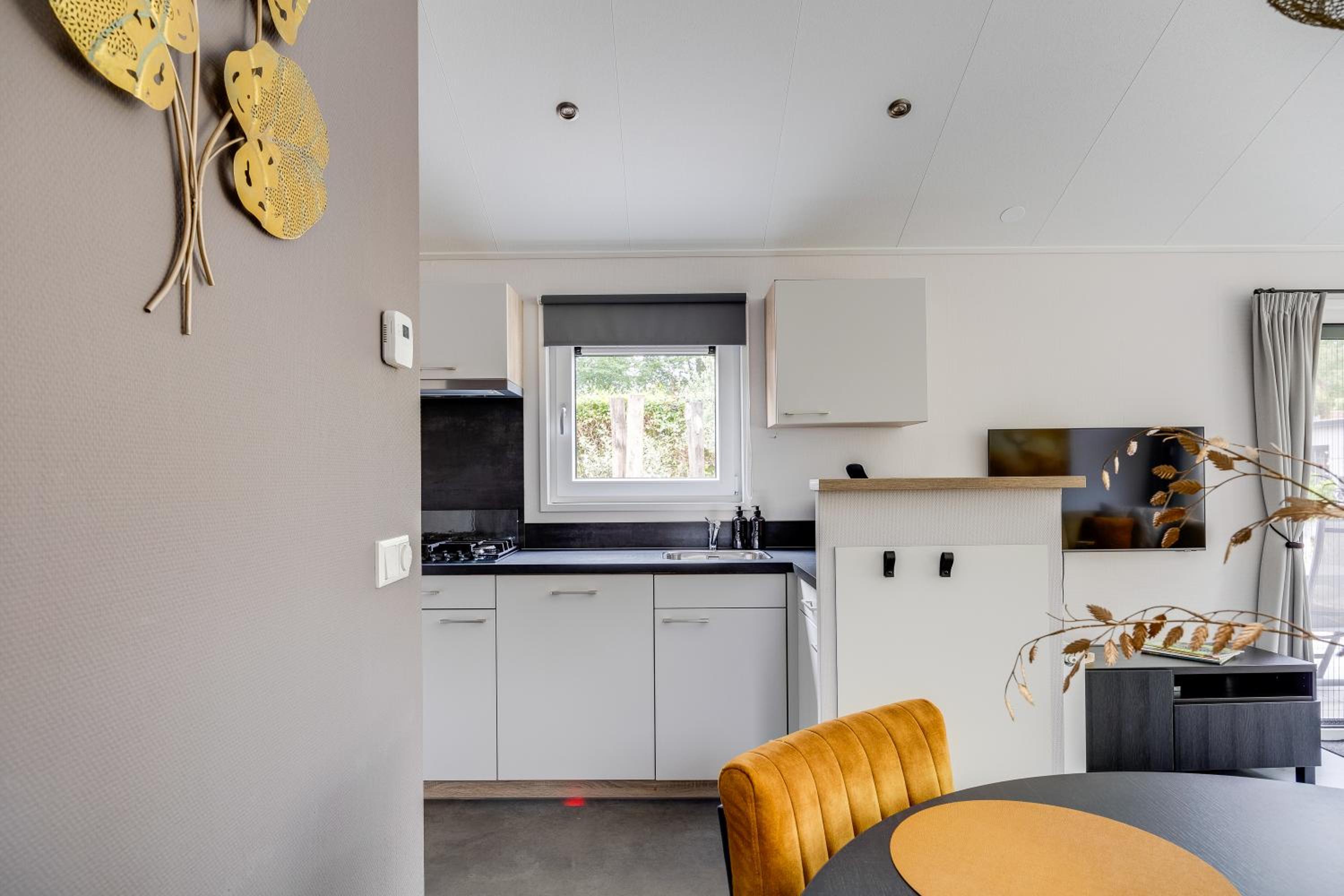 Modern ingericht chalet op groen park op de Veluwe view 5