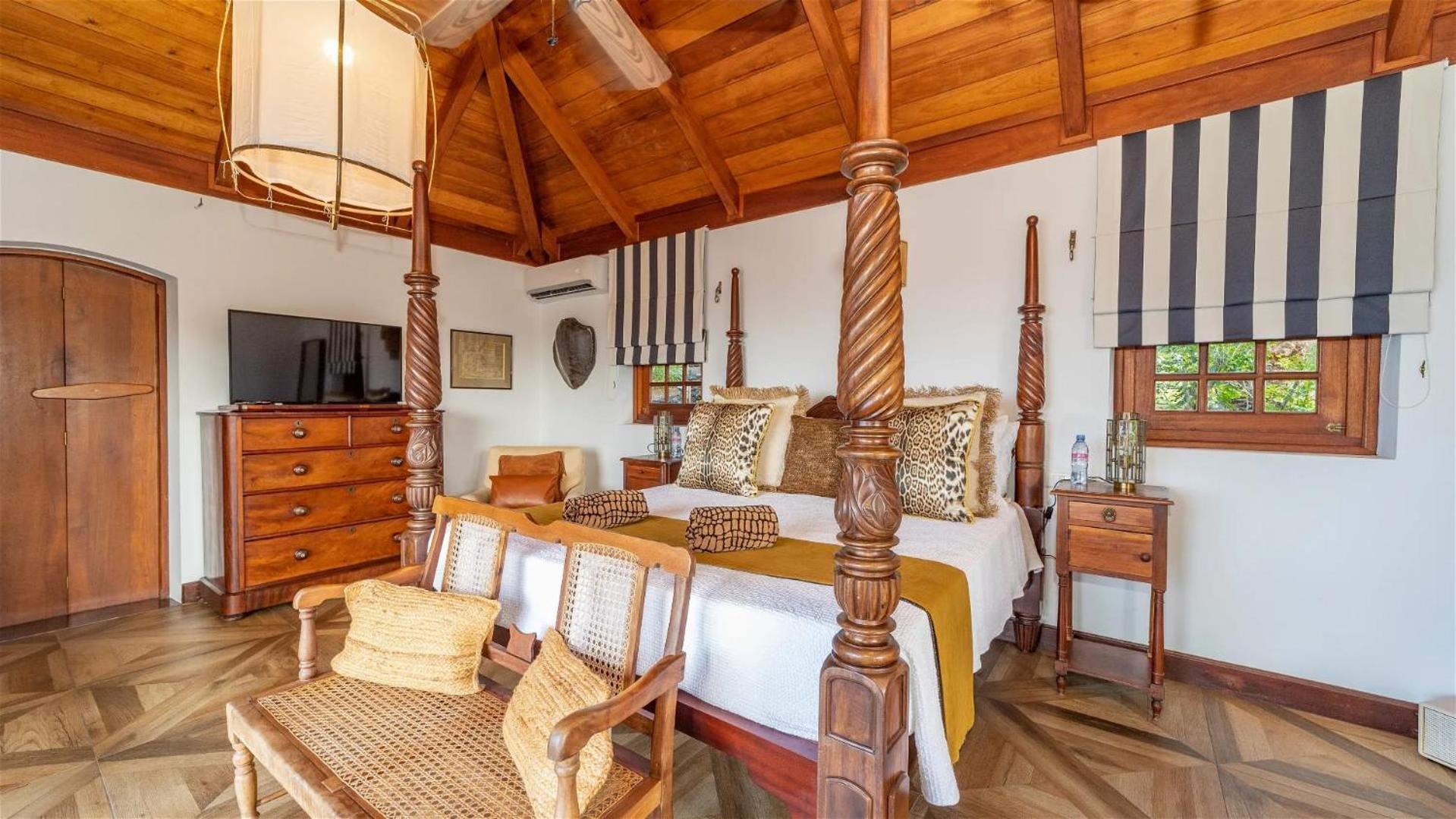 Beautiful Five-bedroom Villa In Petite Saline