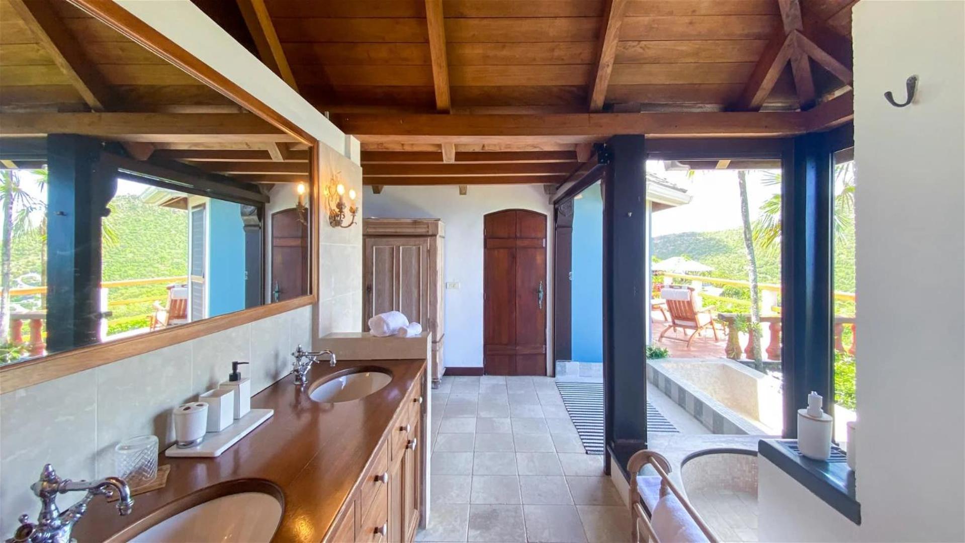 Beautiful Five-bedroom Villa In Petite Saline