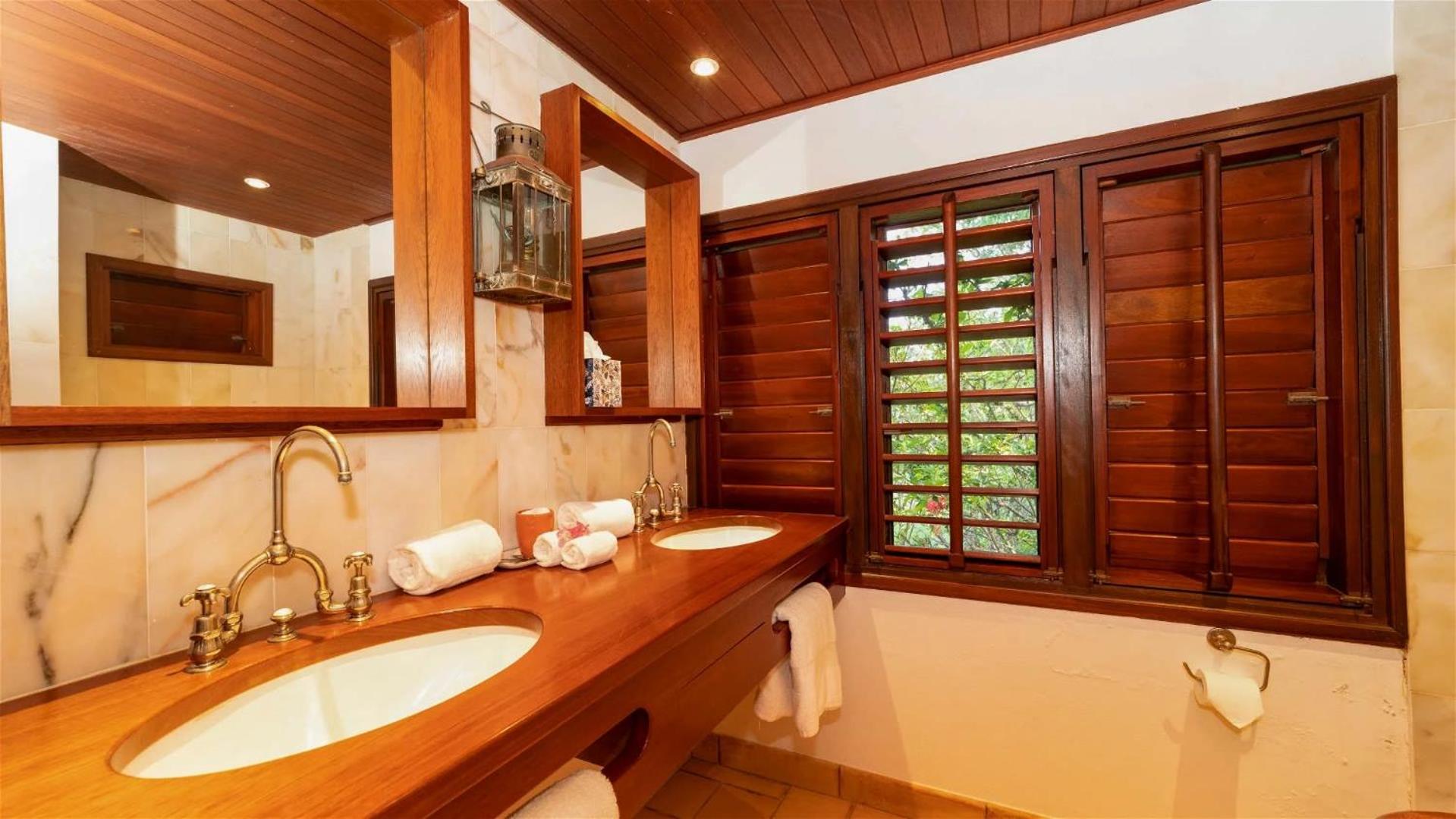 Beautiful Five-bedroom Villa In Petite Saline