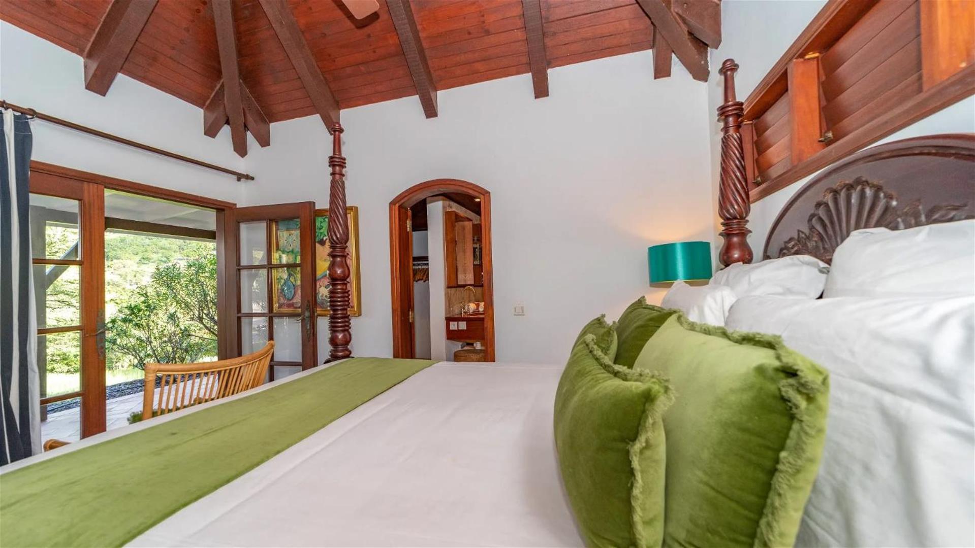 Beautiful Five-bedroom Villa In Petite Saline