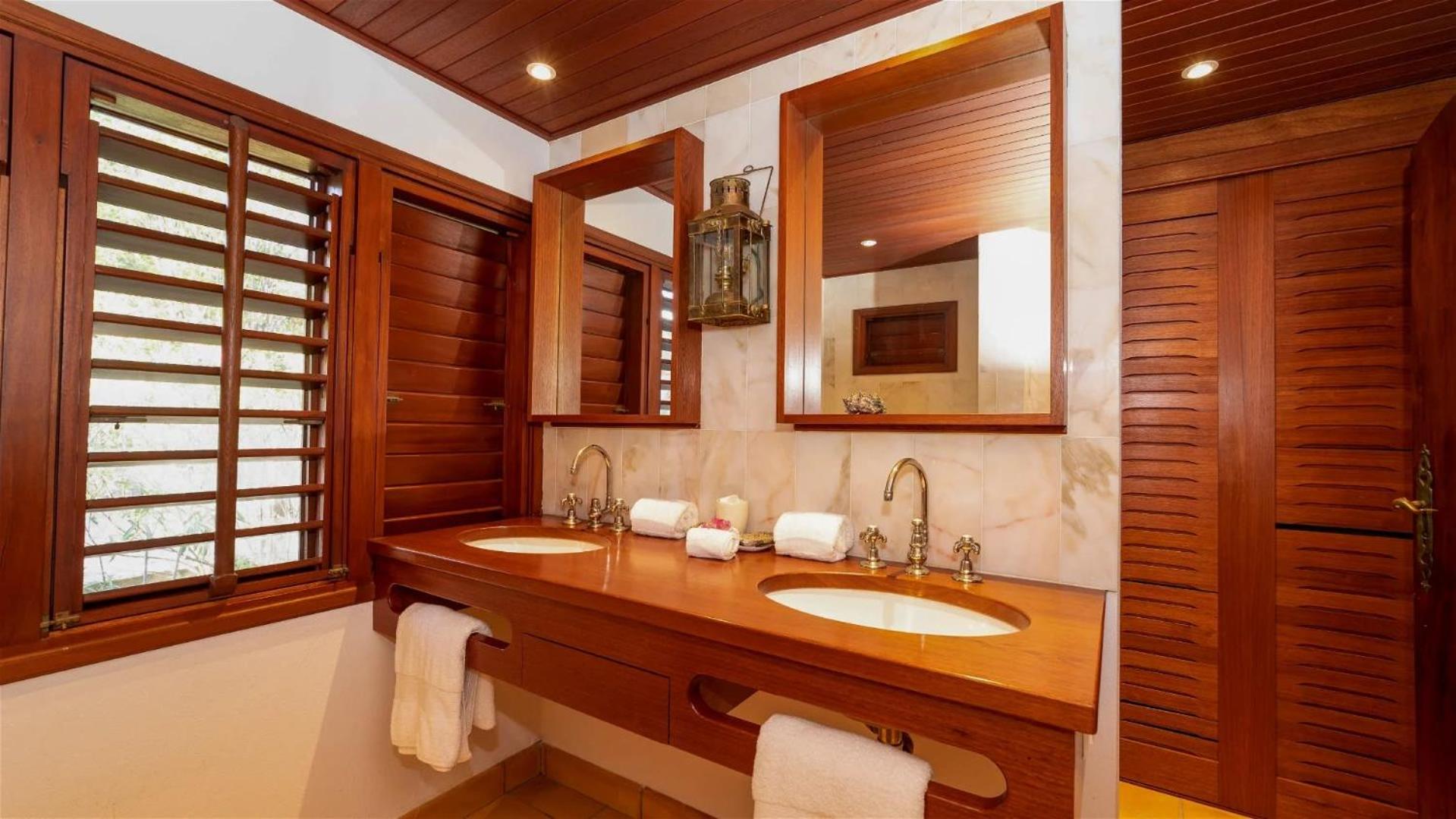 Beautiful Five-bedroom Villa In Petite Saline