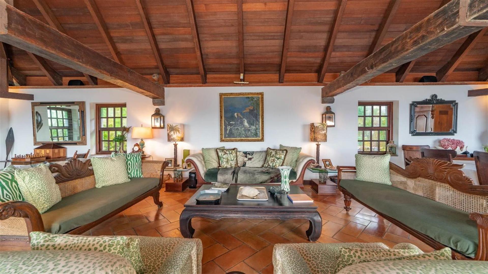 Beautiful Five-bedroom Villa In Petite Saline