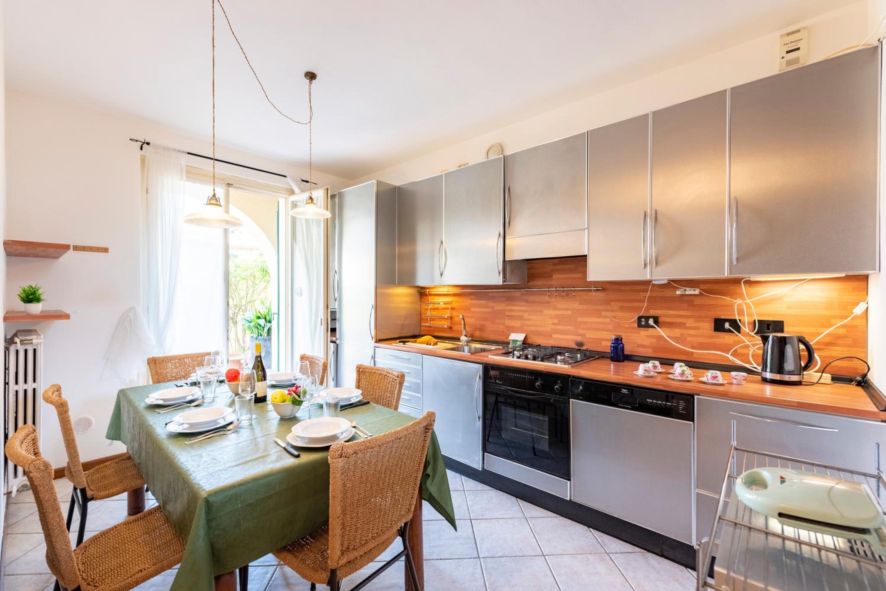 Marcy's House 2km From Lake - Happy Rentals view 4
