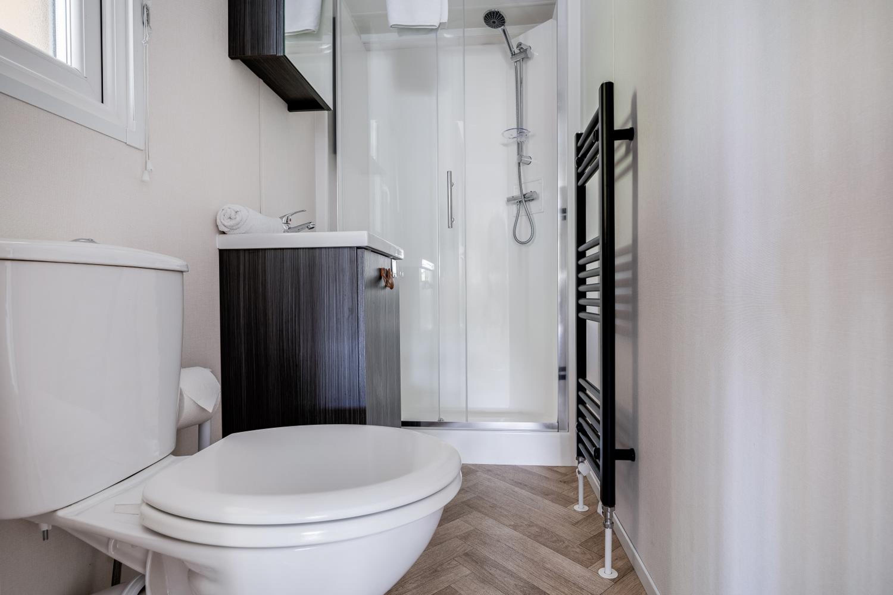 VELUWE HOENDERLOO LUXURY CHALET WITH PRIVATE SAUNA AND HOT TUB - Swimming Pool Tennis Court Supermarket Bowling Alley Theatre and Entertainment for Childre view 5
