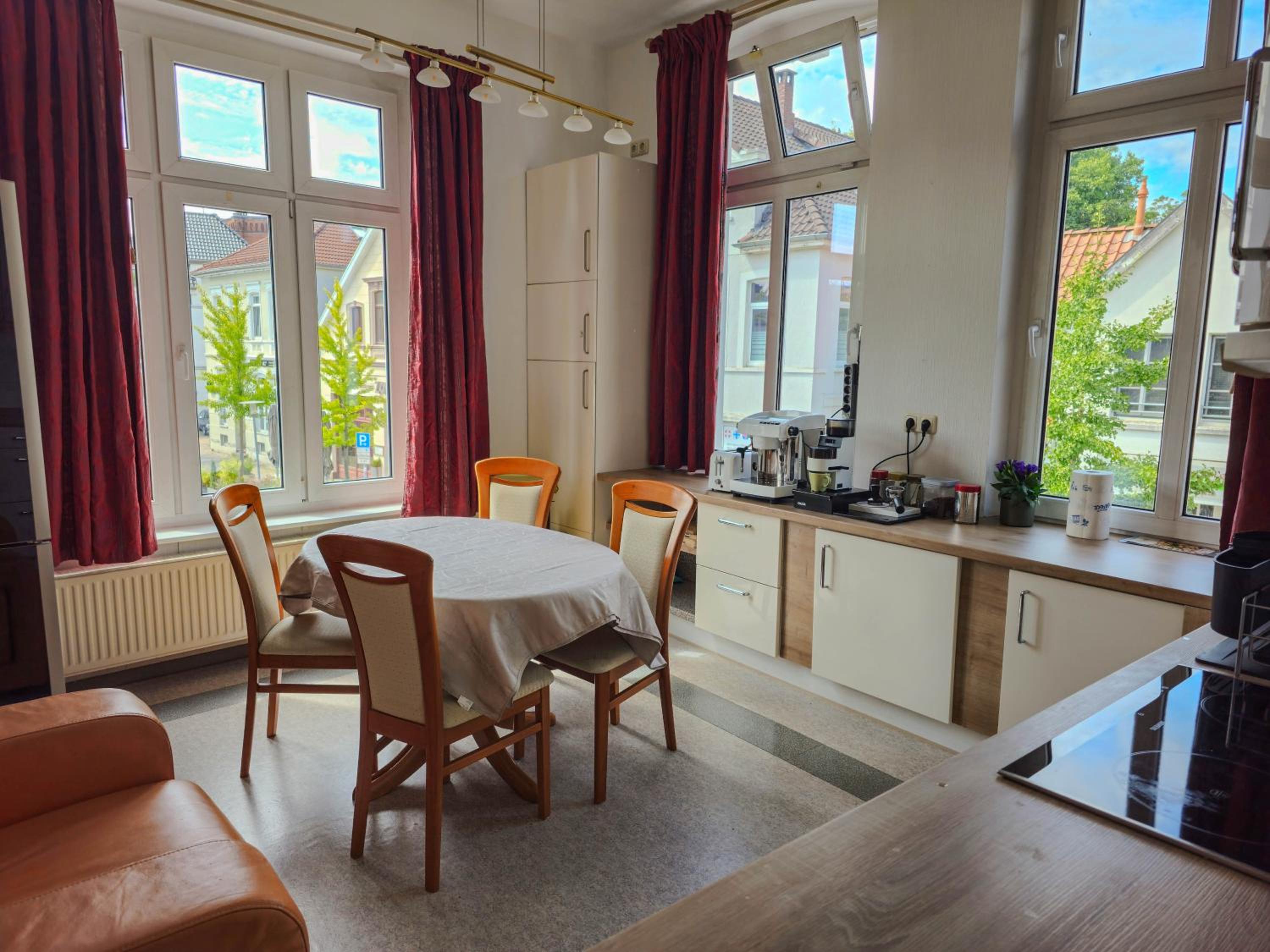 135qm 4 Zimmer Ferienwohnung in Stadtnähe, Wintergarten Parkplatz