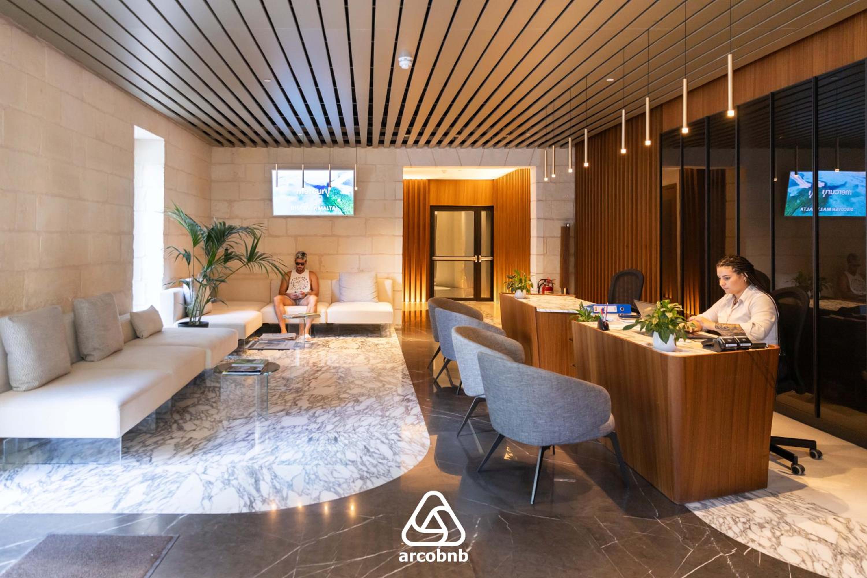 Mercury Tower Superb 1BR w/Rooftop Pool by ArcoCollection photo 4