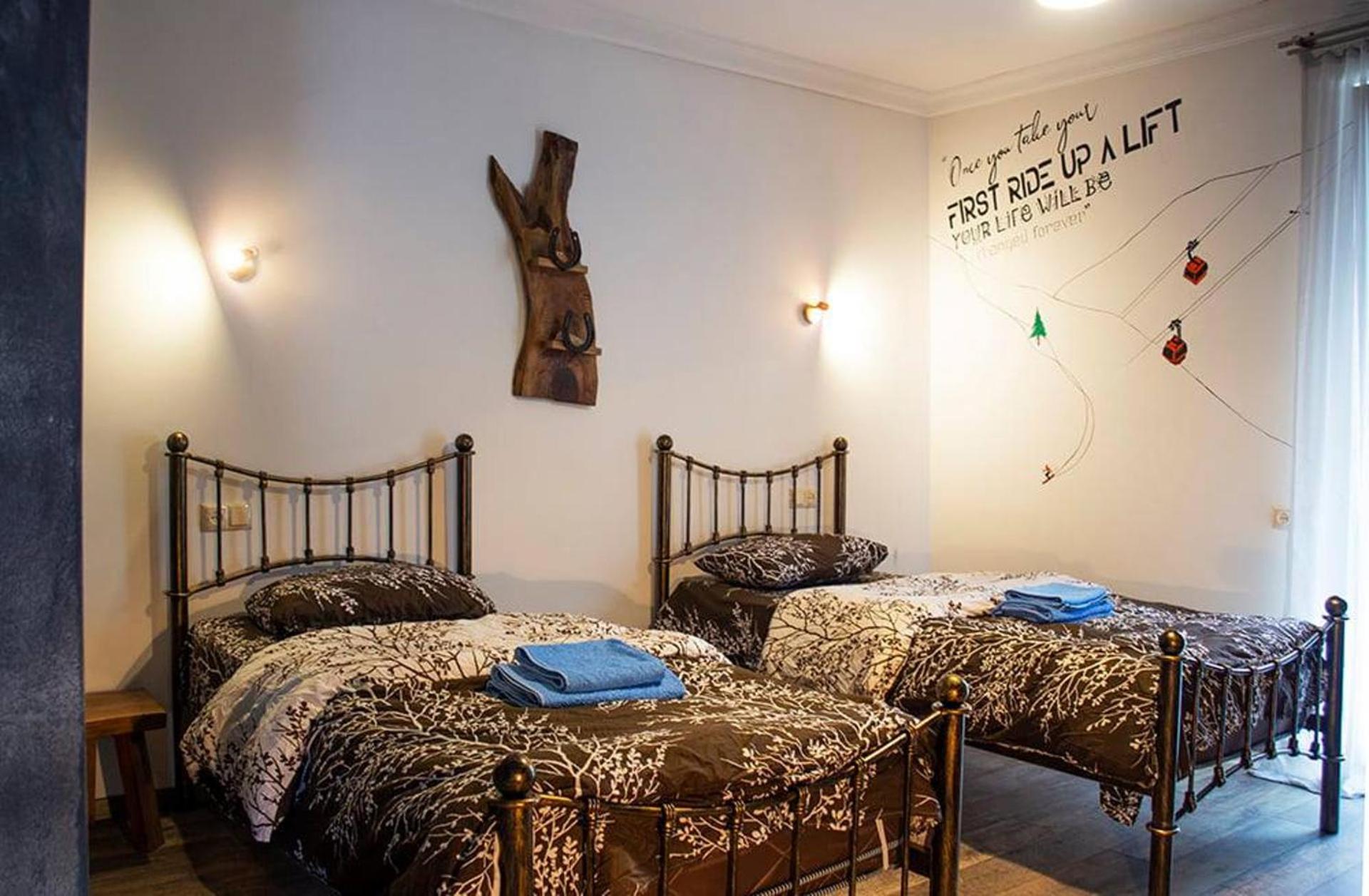 Korte Hotel Sleeps 14 with Courtyard view 4