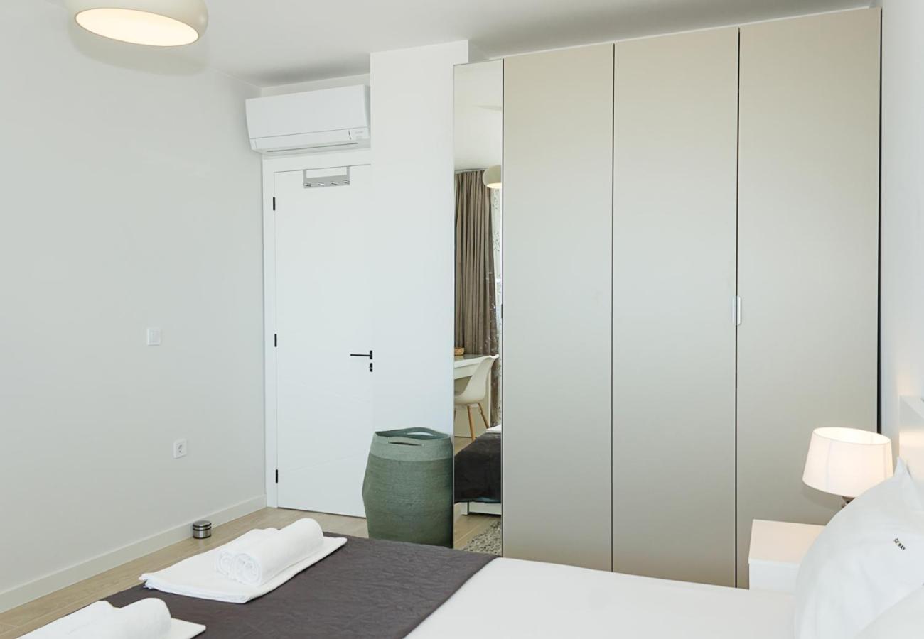Sea View 1BD Modern Flat in Chayka