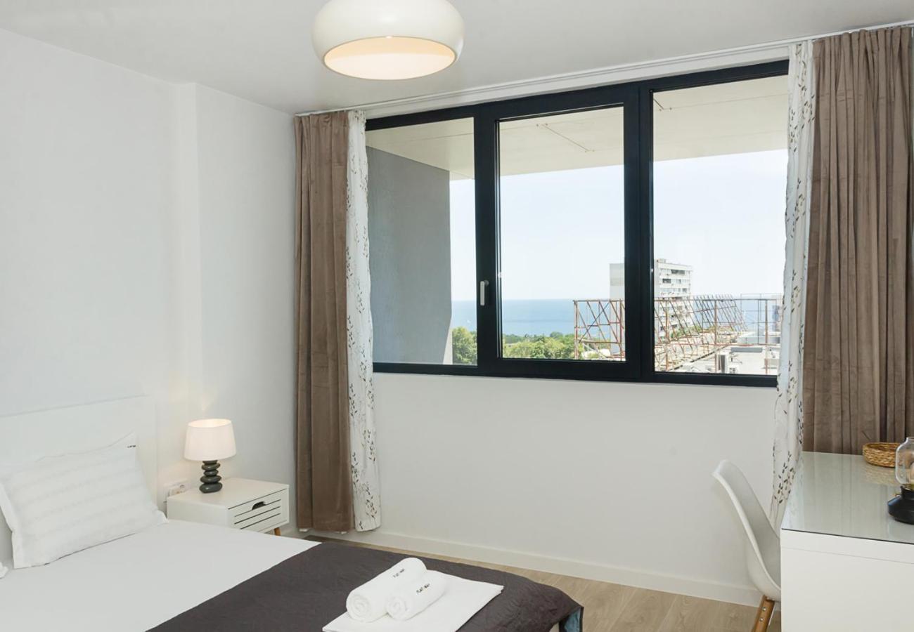 Sea View 1BD Modern Flat in Chayka