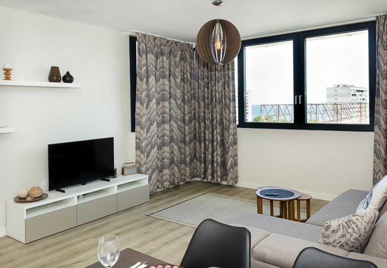Sea View 1BD Modern Flat in Chayka