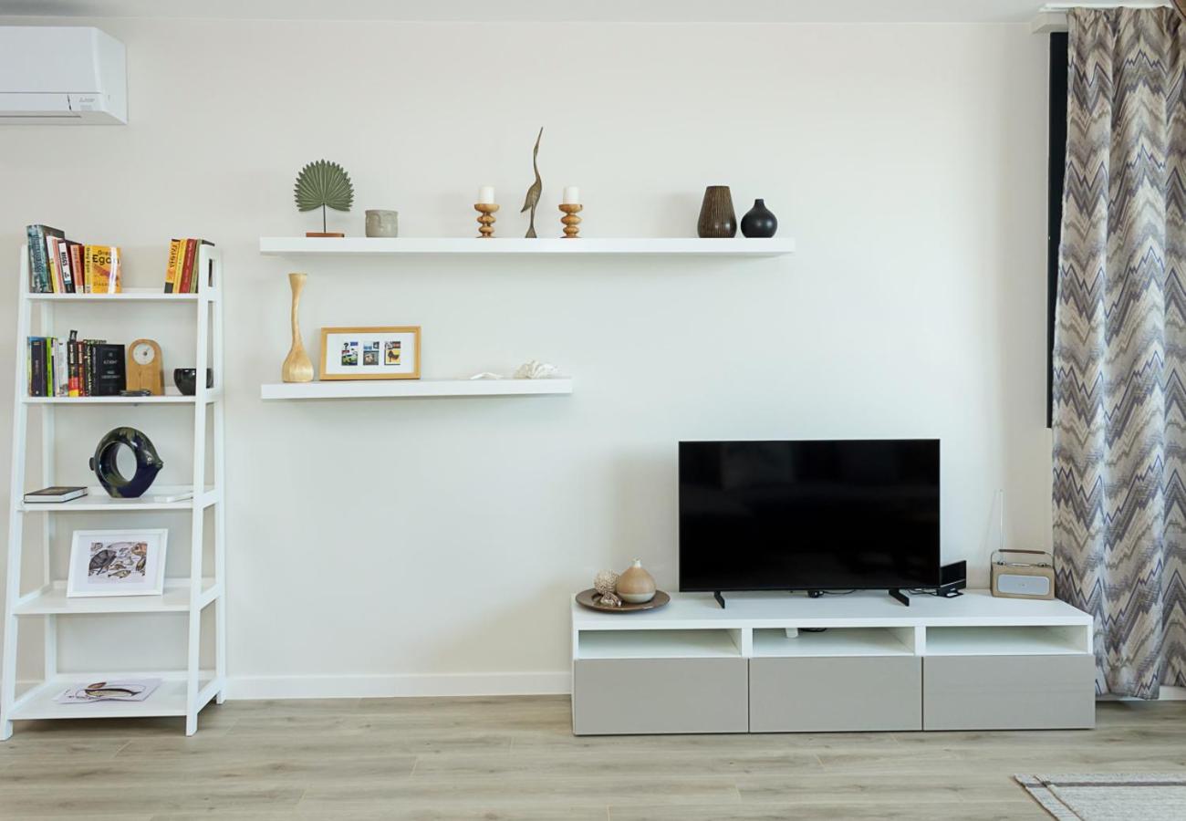 Sea View 1BD Modern Flat in Chayka