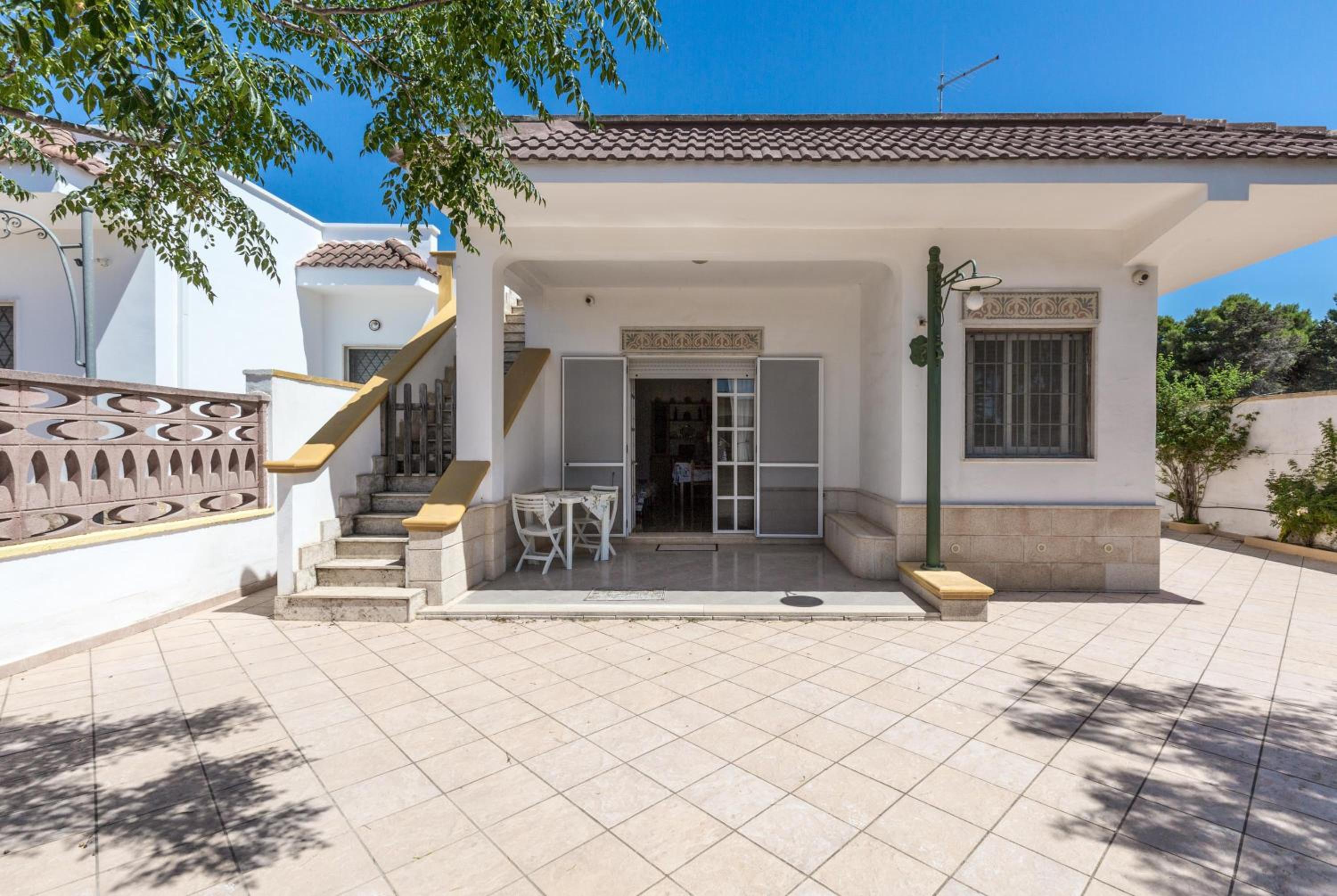 Villetta Ambra by BarbarHouse en Torre Lapillo — building
