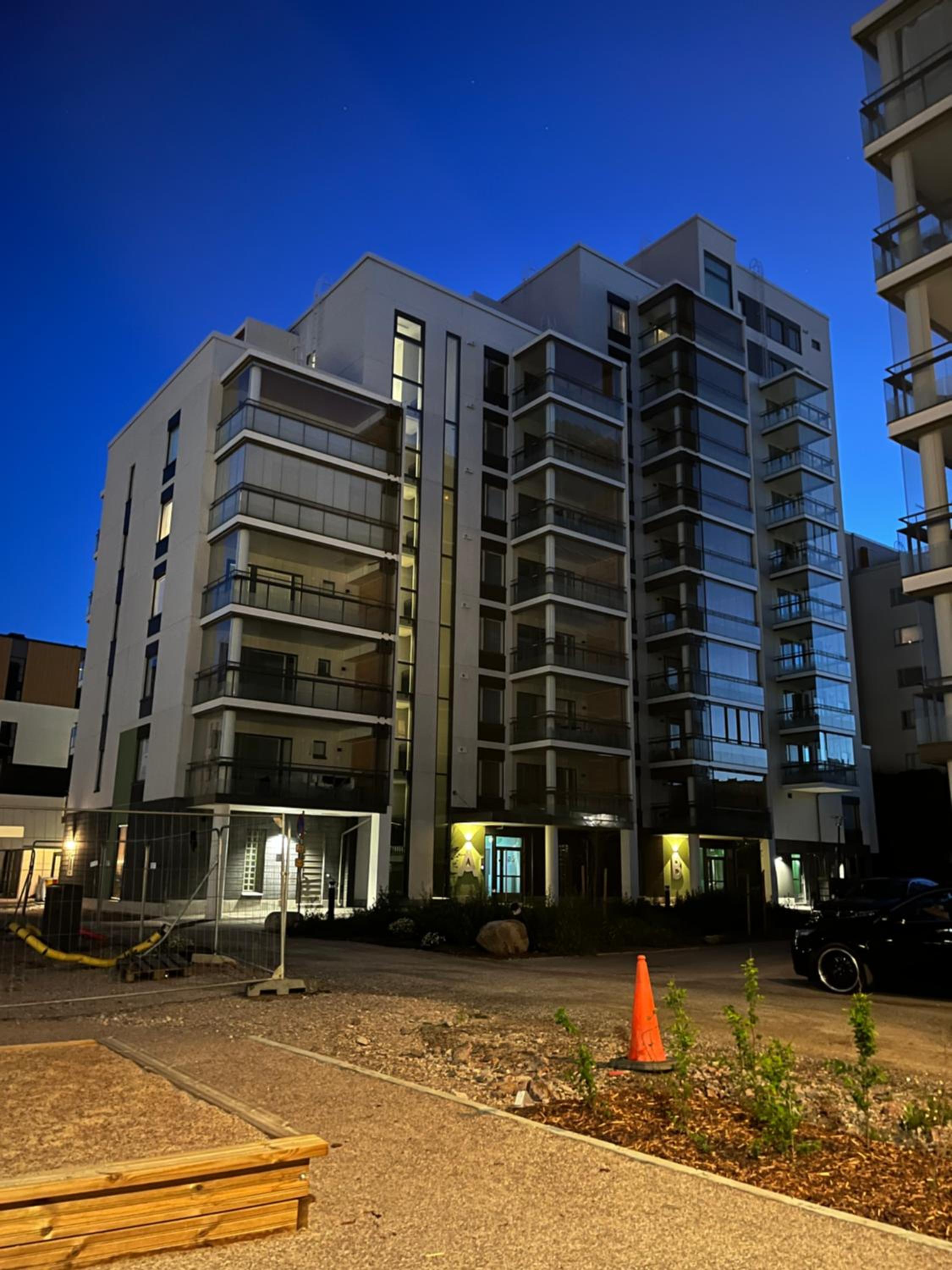 Modern 2BR apartment W 2 balconies, Metro, Helsinki 15min