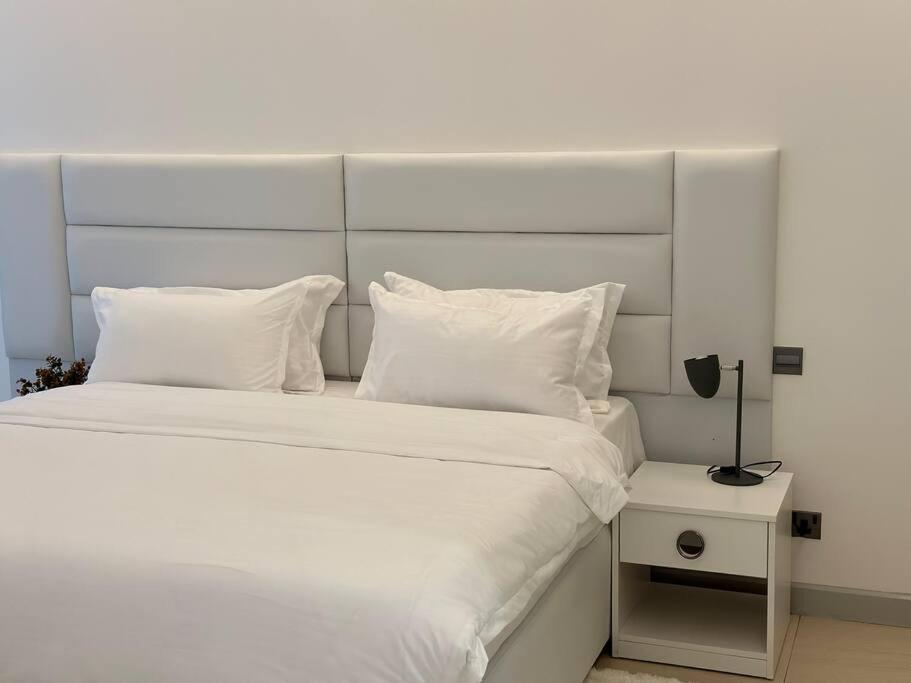 Skyfall - Brand new ultra luxurious 2 bedroom view 4