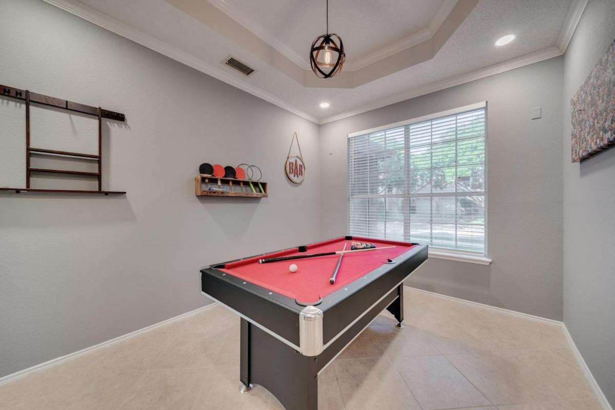 Grand 6BR 2,5BA Holiday Home with Pool, Grill & Game Room view 4