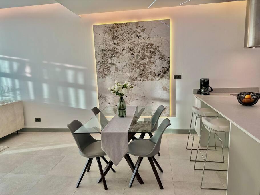 Grand 808 -Brand new luxurious 1 Bedroom Apartment view 3