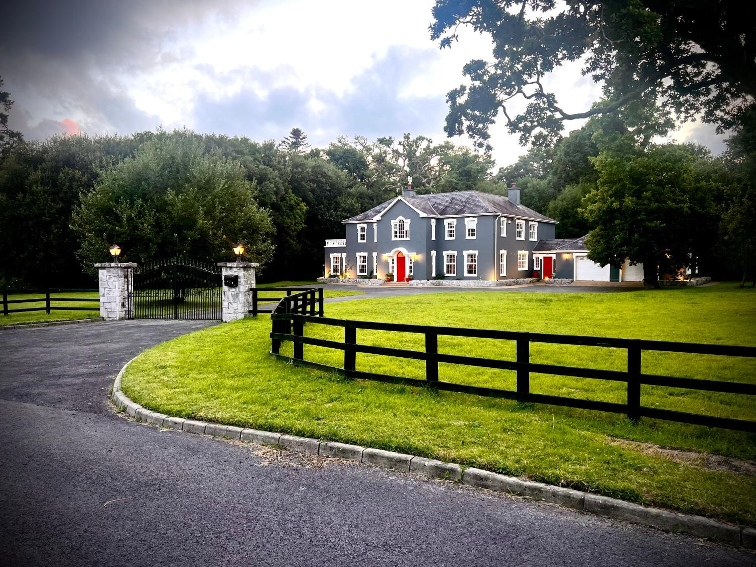 Ennis Vacations - Private Gated Home, 5 bed rms/ensuite, sleeps ten. - Property Image 1