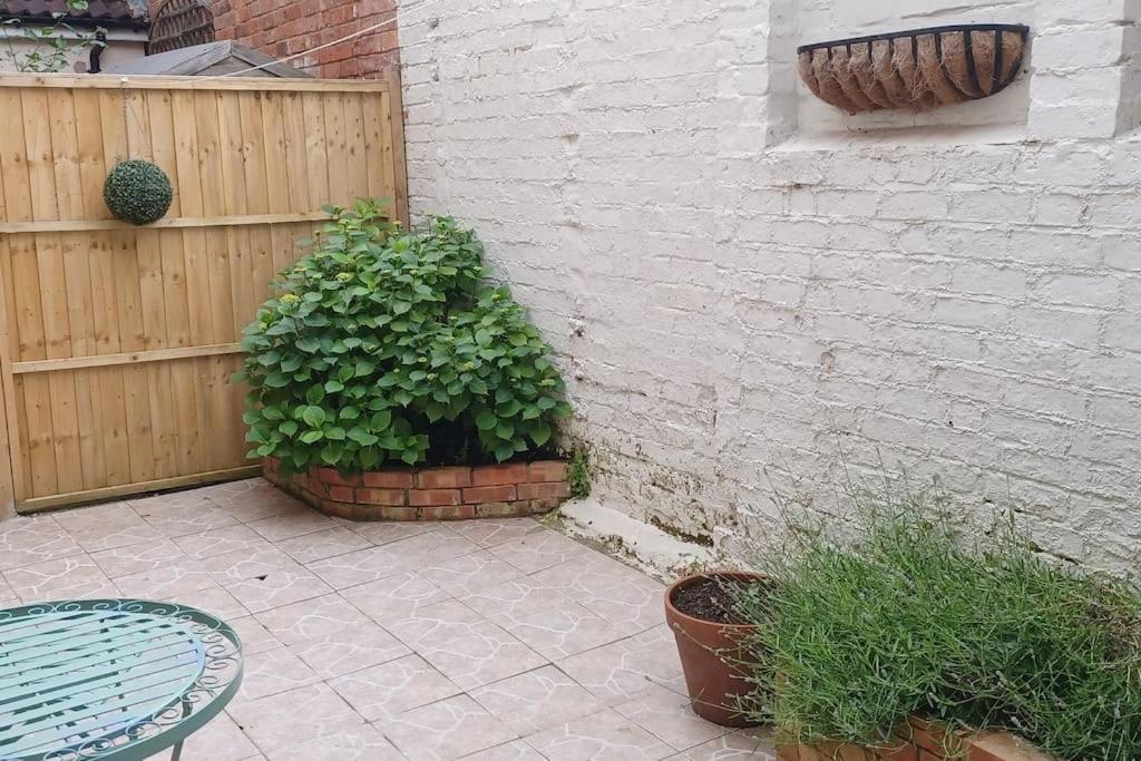 Rugby town centre house close to train station, rugby school and benn hall