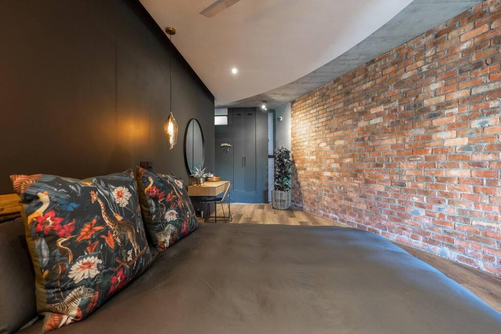 Central, Modern & Elegant view 4