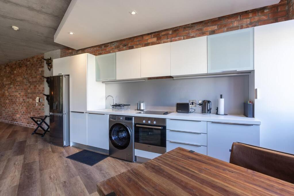 Central, Modern & Elegant view 5