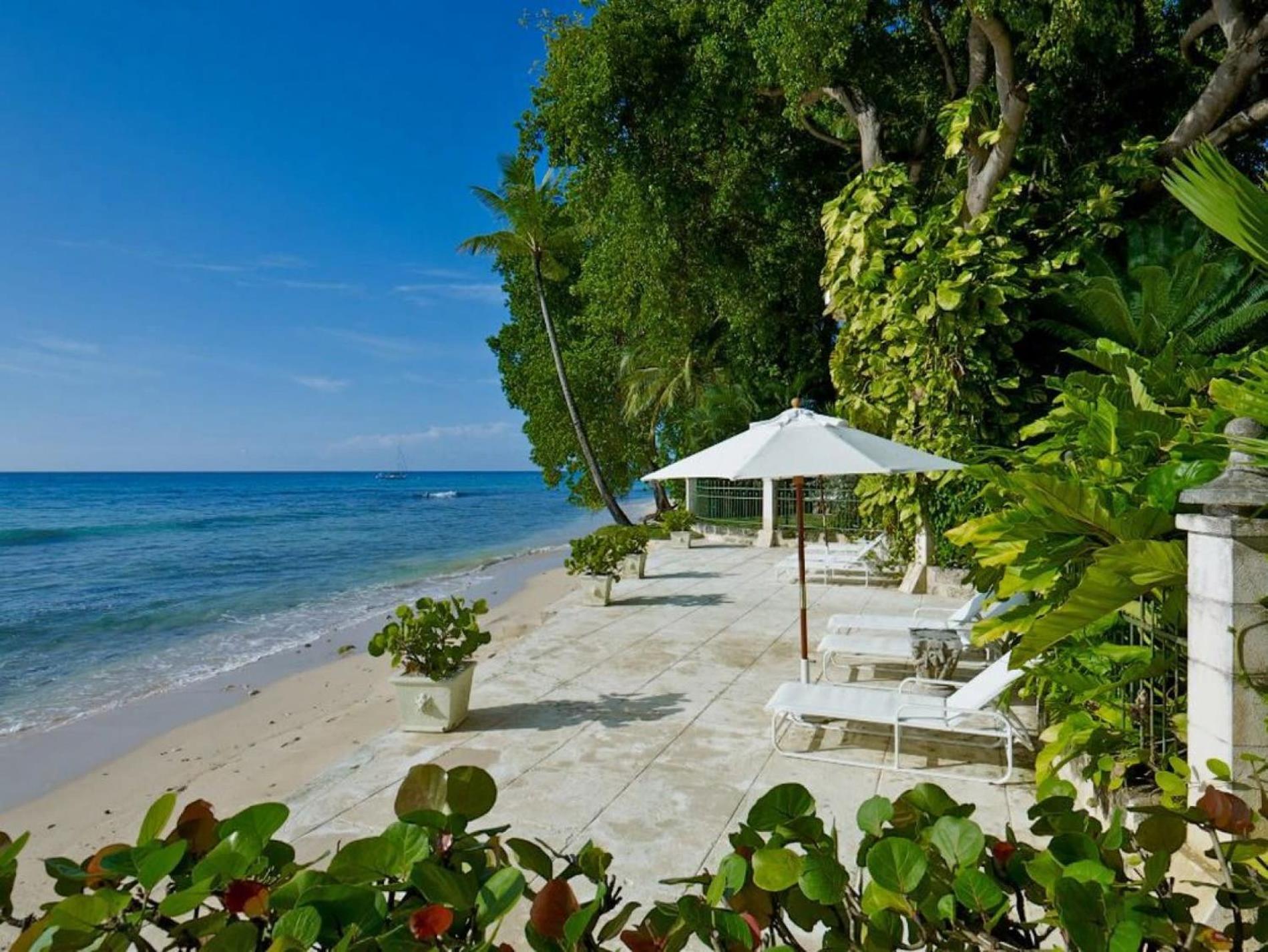 Exquisite Villa Which in Crescent-shaped Shoreline
