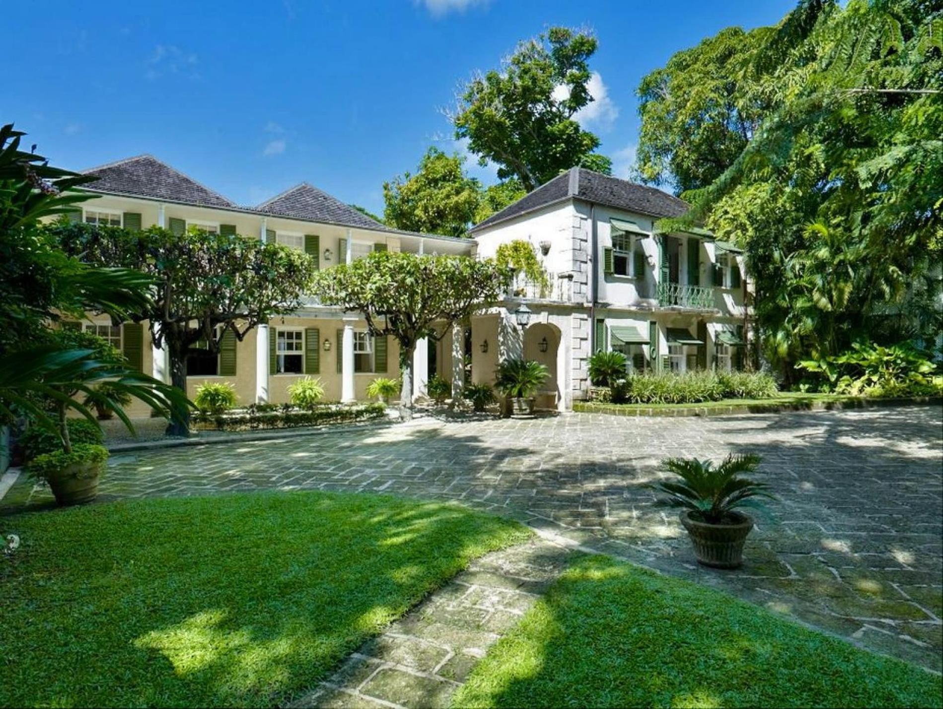 Exquisite Villa Which in Crescent-shaped Shoreline