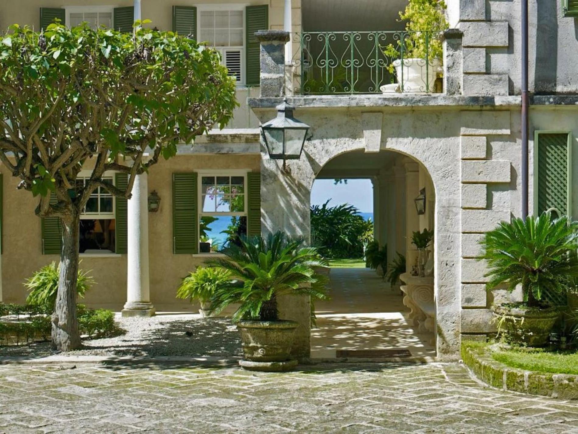 Exquisite Villa Which in Crescent-shaped Shoreline
