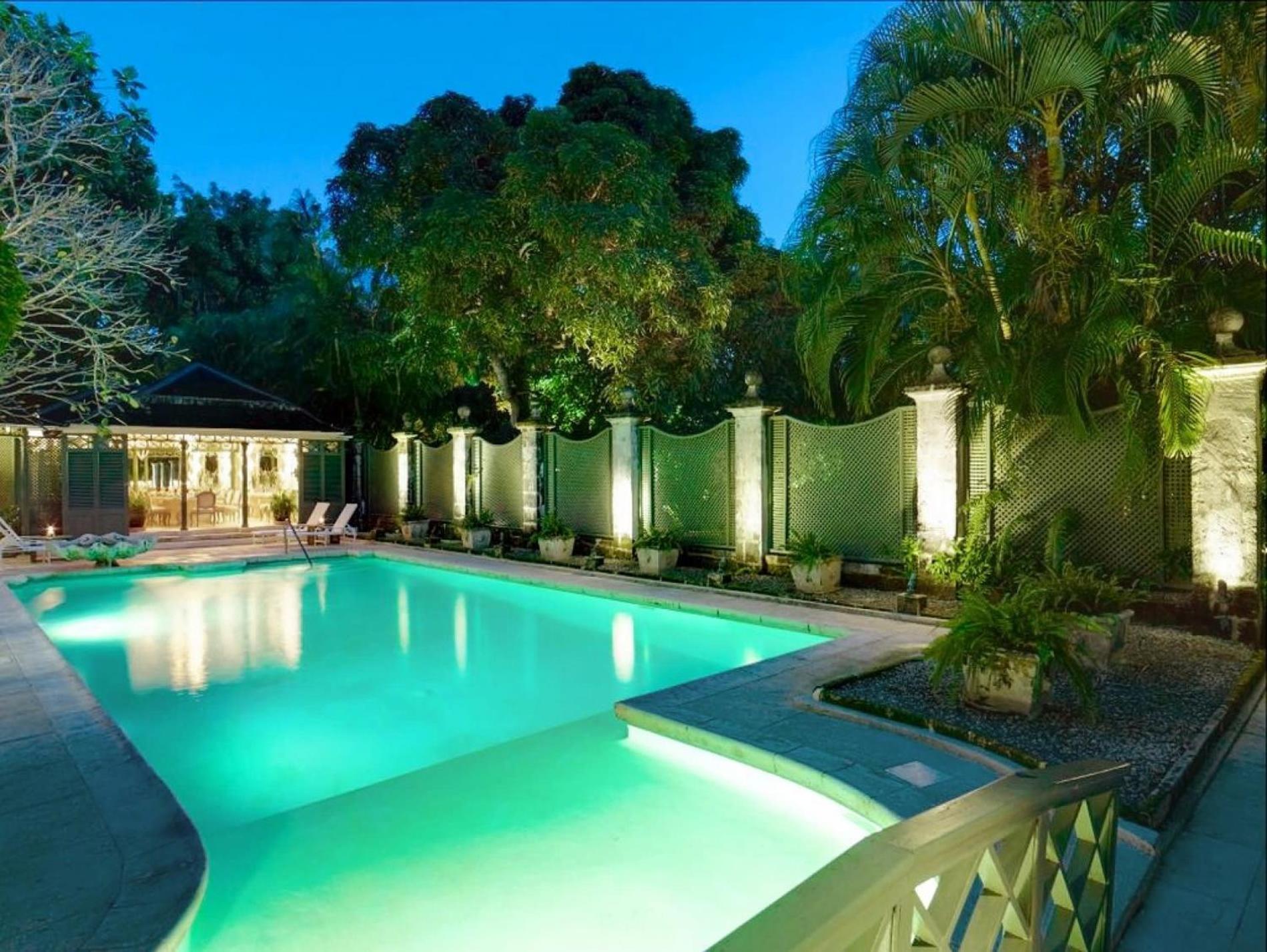 Exquisite Villa Which in Crescent-shaped Shoreline