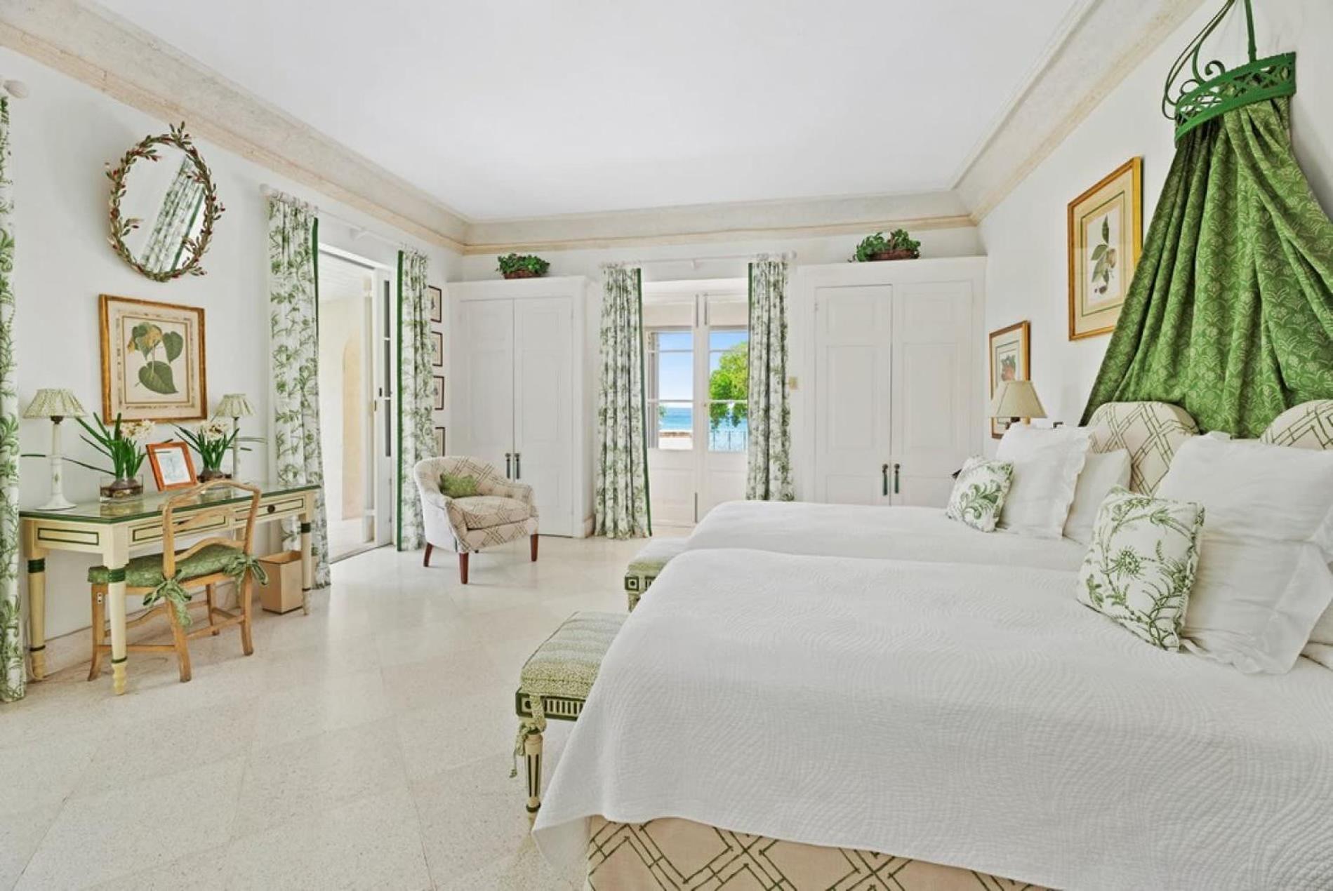 Exquisite Villa Which in Crescent-shaped Shoreline