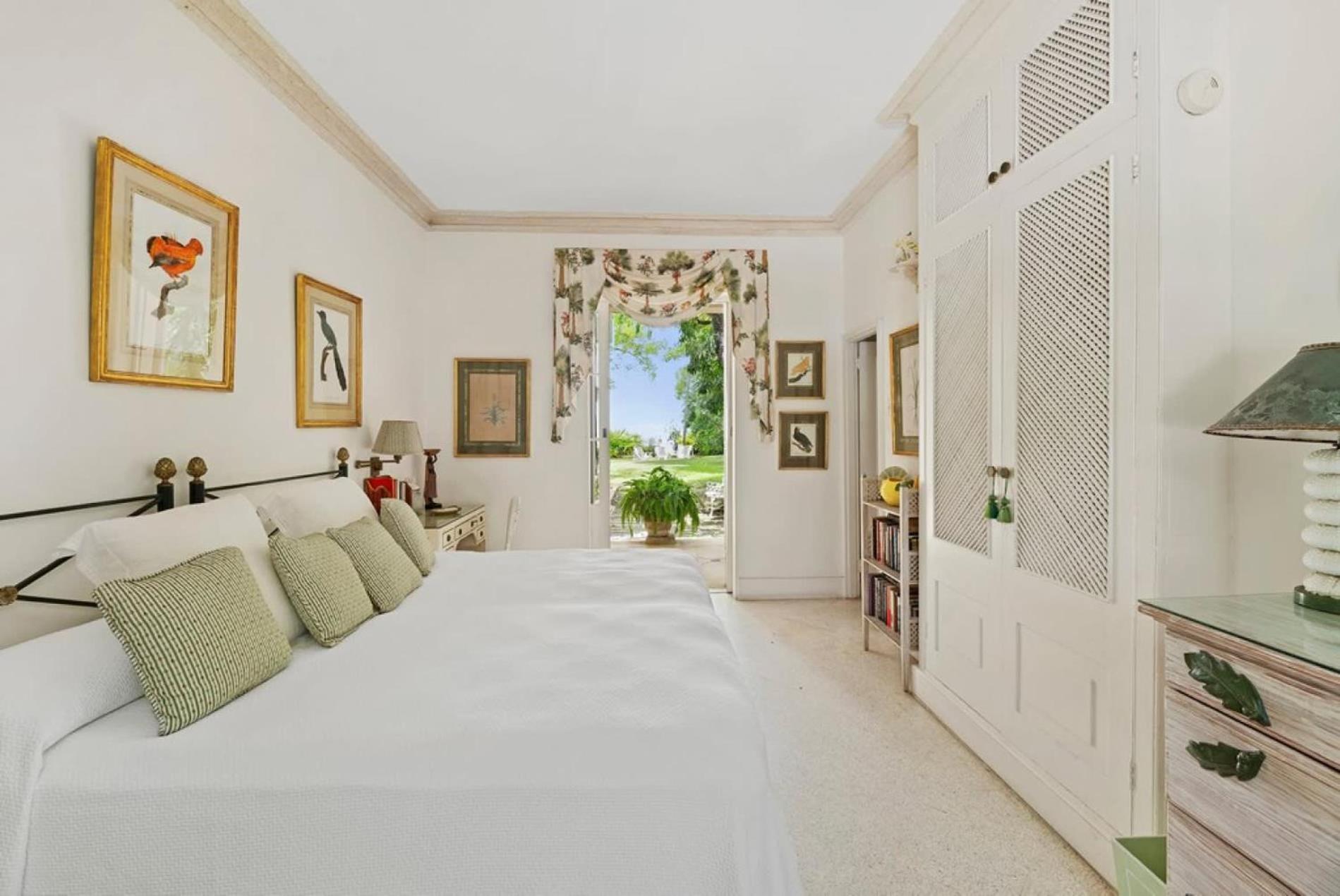 Exquisite Villa Which in Crescent-shaped Shoreline